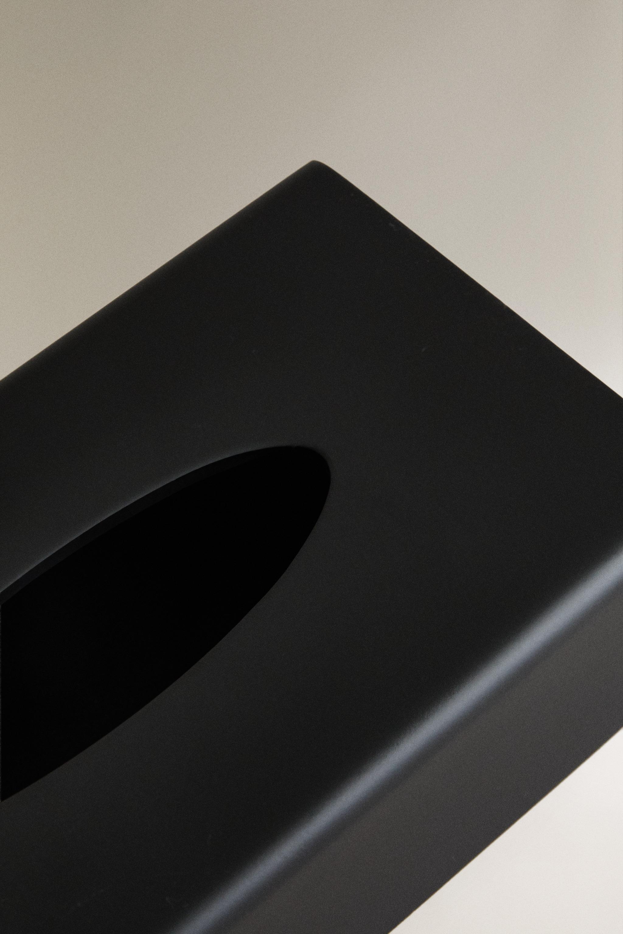 BLACK RESIN TISSUE BOX
